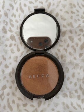 Bronzer Compact in Warm Brown Bronze. Brand: BECCA